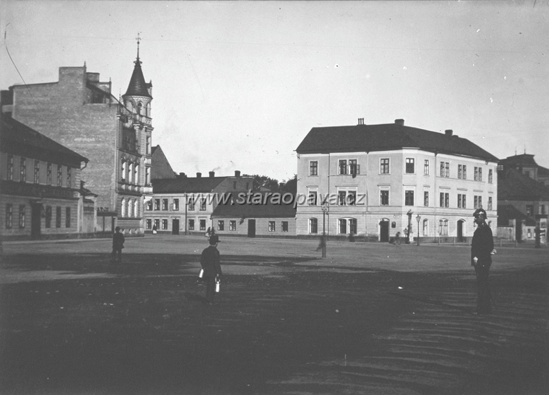 namestisvobody (4).jpg - Pohled přes náměstí k počátku Otické ulice. Fotografie z počátku 20.století.